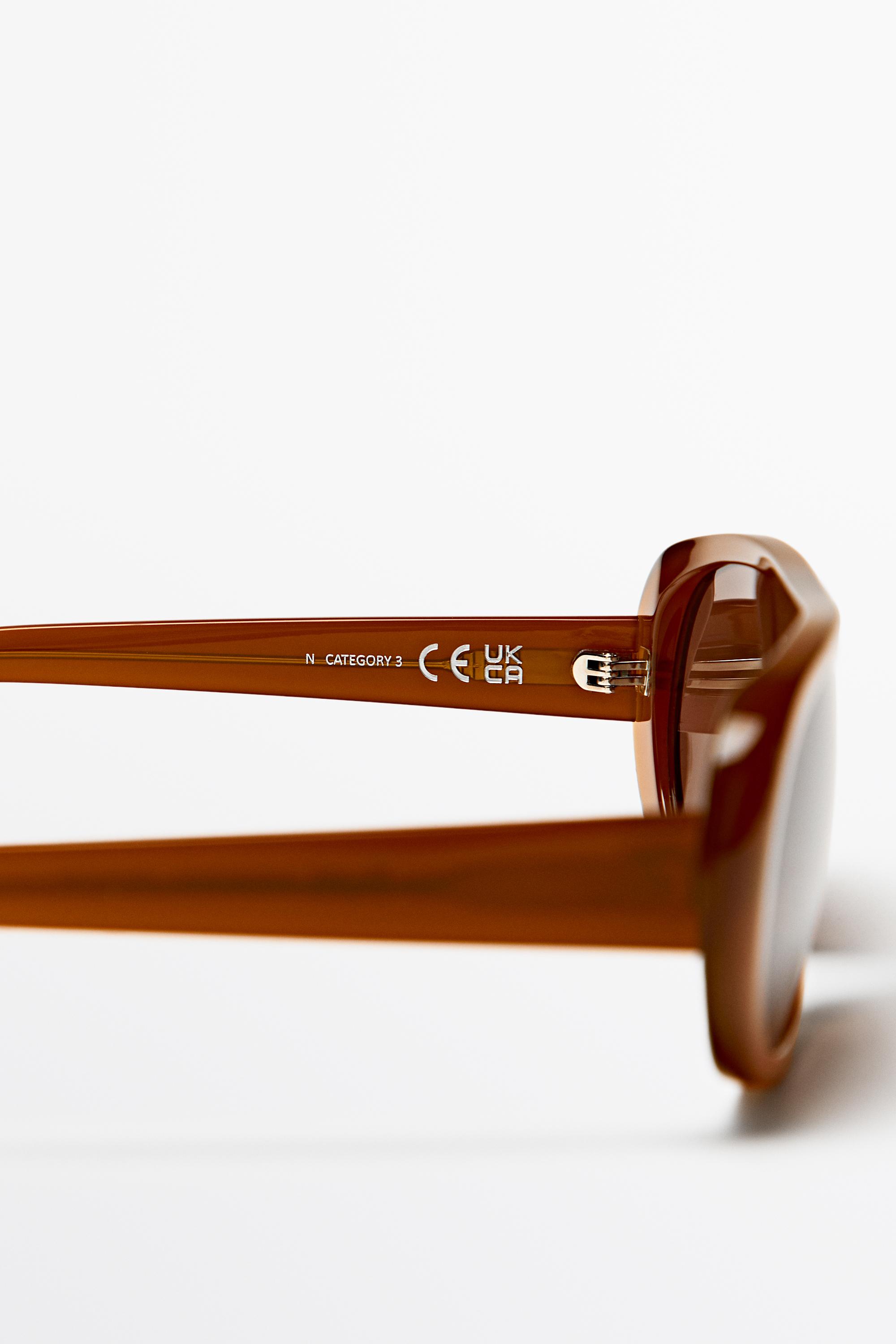 Lunettes de soleil enveloppantes